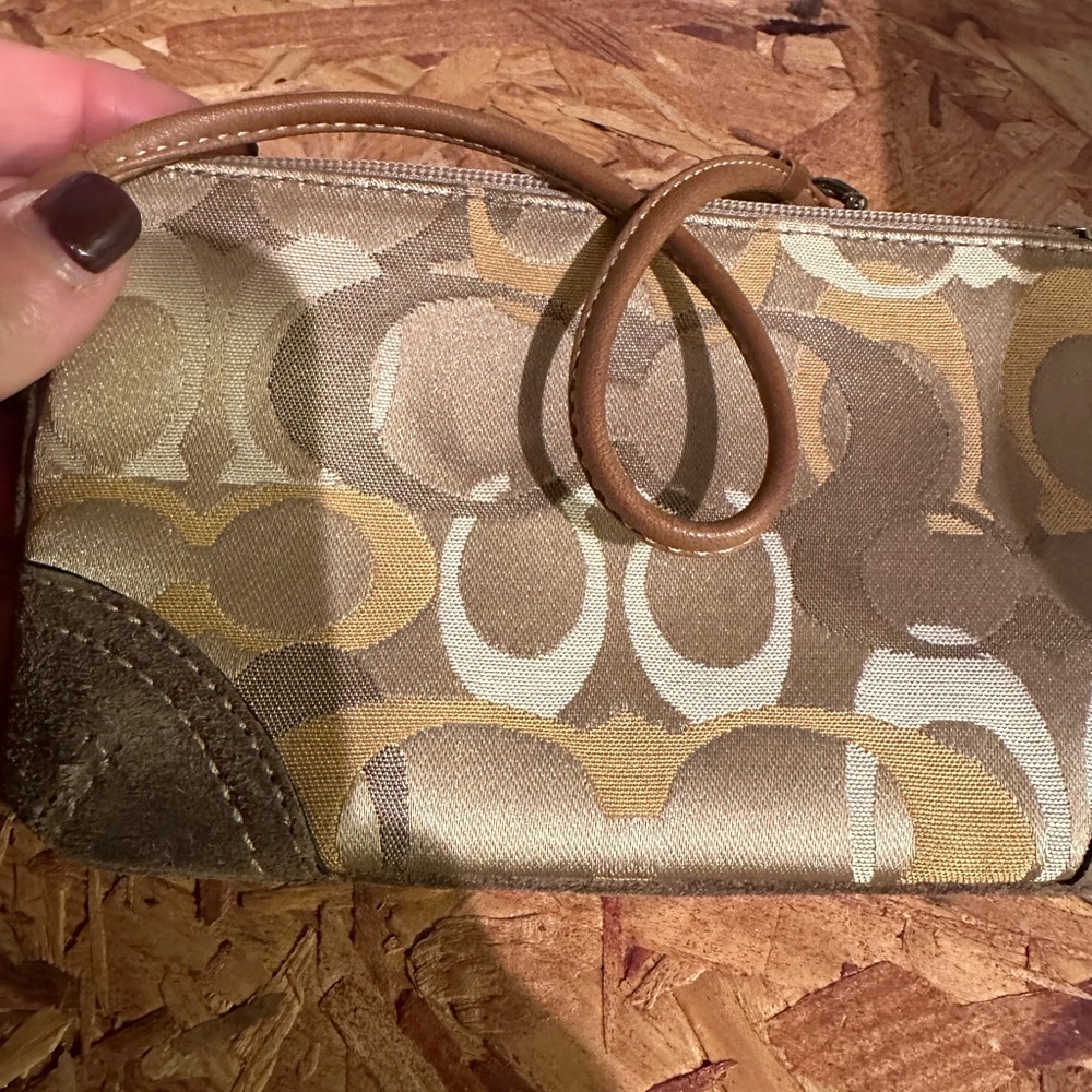 Coach wristlet , New lots of room, Staple color
